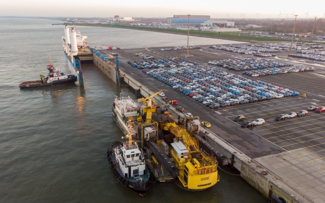 Schwimmender Umschlag am Cuxport-Terminal