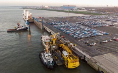 Floating transhipment at the Cuxport Terminal