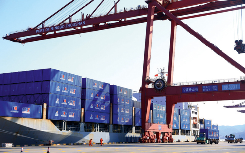 Beladung der „Kawa Ningbo“ im Hafen von Ningbo