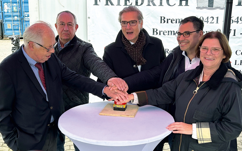 Gruppenbild mit fünf Personen, darunter Senatorin Kristina Vogt und bremenports-Chef Robert Howe