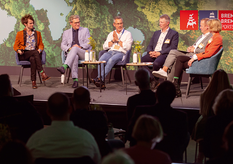 Sechs Experten im regen Austausch bei einer Podiumsdiskussion.