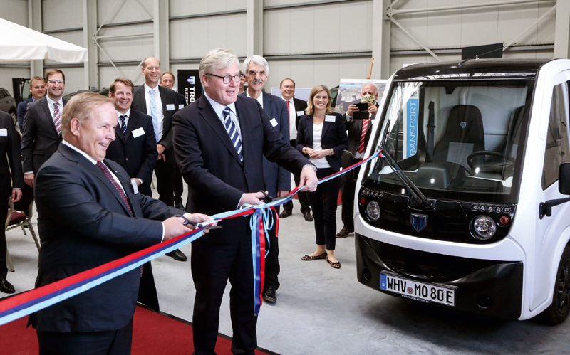 Dr. Bernd Althusmann schneidet gemeinsam mit Dr. Jörg Mosolf ein Band durch, um den Start des Mosolf Auto Terminal Wilhelmshaven einzuläuten