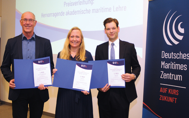 Gruppenbild der Preisträger Michael Rachow, Nina Keul und Malte Pertiet