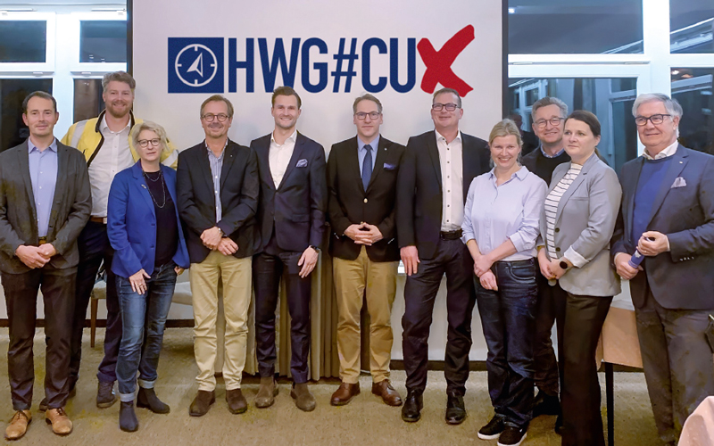 Gruppenbild mit Marcus Braue, Kristoffer Mordhorst, Cornelia Machulez, Sören Wulf, Claudius Schumacher, Arne Ehlers, Knut Kokkelink, Alexandra Brandt, Gast Oliver Fuhljahn, Anna-Christina Riebau und Jens Lühmann