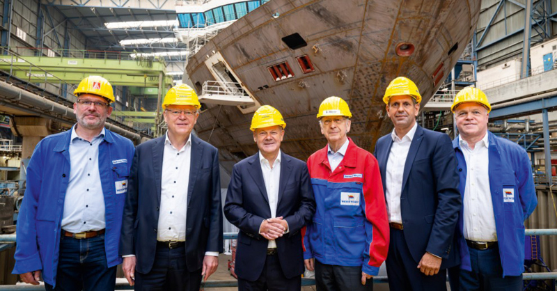 Bundeskanzler Olaf Scholz und der niedersächsische Ministerpräsident Stephan Weil mit Verantwortlichen der Meyer Werft.