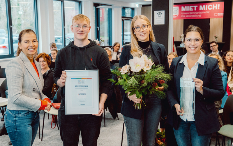 Gruppenbild mit der Laudatorin Stephanie von Unruh und den Preisträgerinnen Luka Alter, Jana Doering und Kaja Hanke 