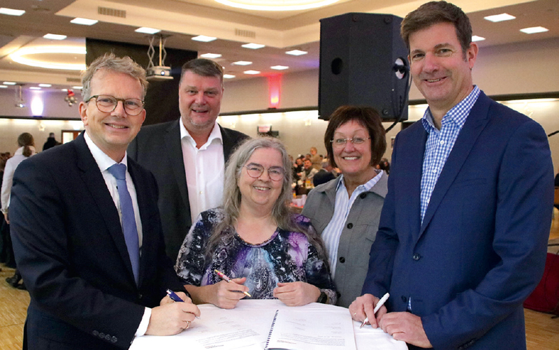 Gruppenbild mit NPorts-Geschäftsführer Holger Banik, Betriebsratsvorsitzender Gert Diekmann, Gleichstellungsbeauftragter Marion Klinger, Stellvertreterin Petra Peters und technischem Geschäftsführer Volker Weiß