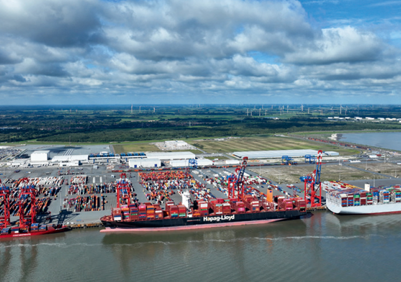 Hapag-Lloyd Schiff hat im JadeWeserPort festgemacht.